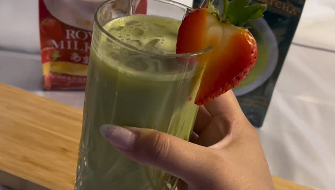 Strawberry Matcha Latte – japansk jordbær-matcha drik med mælk